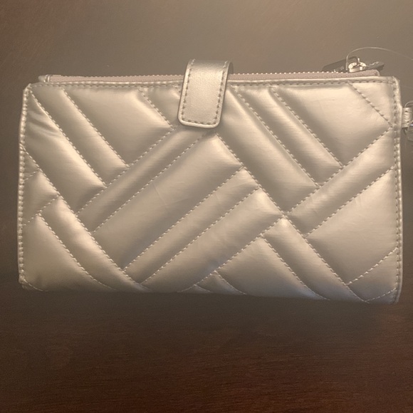 NWT Michael Kors Peyton Lg Wristlet silver - Picture 4 of 4